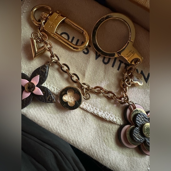 🎈Sold🎈Authentic Louis Vuitton Blooming flower charm - Picture 4 of 9